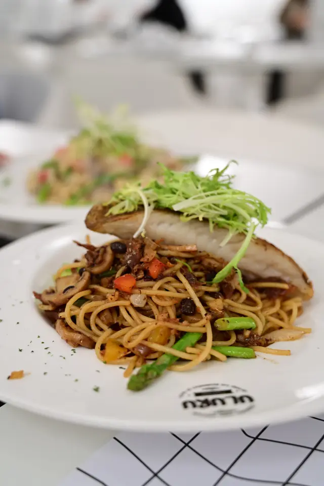 香煎石斑扒配珠江橋牌豆豉鯪魚炒意粉