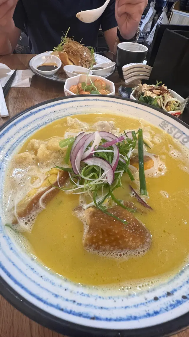 綿綿魚肚雲吞黃金雞湯麵 