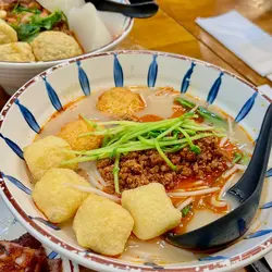 香茅豬頸肉米線