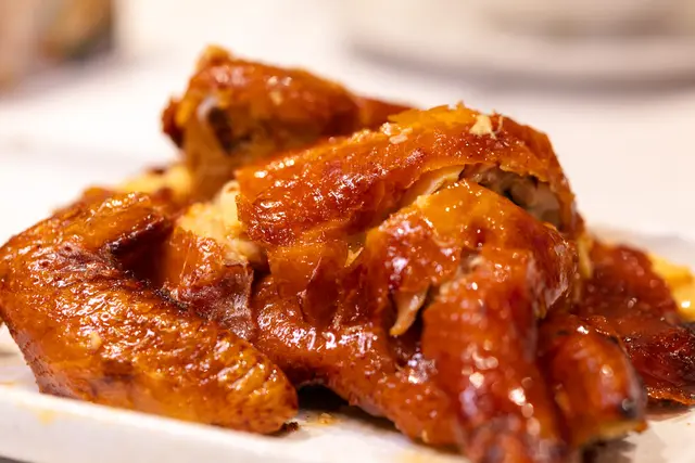 這道脆皮炸子雞的功夫堪稱一絕!雞皮色澤金紅,薄脆如紙,咬下咔嗞作響。肉質卻保持得異常鮮嫩多汁,鹹香入味。從外到內層次分明,每一口都是極致的感官享受,絕對是必點招牌!