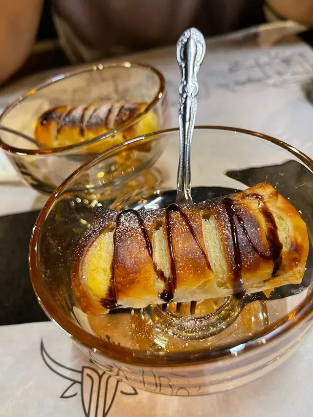 環境唔算大，大約可坐24人，但枱個枱之間都唔算好密，同埋多數都係拍拖咁2位去食，燈光暗暗地都幾有feel，拍拖約會岩哂👍🏻👍🏻👍🏻服務態度好好，值得推介既餐廳🥰🥰🥰