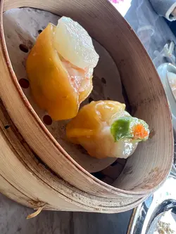 帶子餃也是特別的招牌菜，上面帶子軟滑，下面有蝦餃餡料，也是不錯的健康點心。