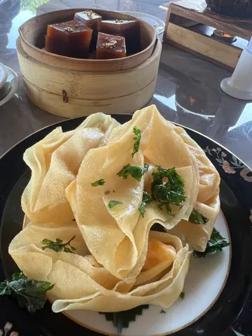 錦鹵炸雲吞，這個菜式炸得脆口，外皮鬆脆，唯獨點的醬汁是酸辣汁，個人覺得如果轉為傳統舊式的海鮮三色椒酸汁會更加好。