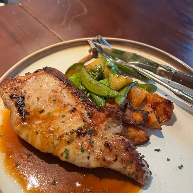 香煎慢煮英國保濕豬配紅酒燒汁