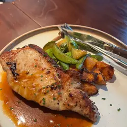 香煎慢煮英國保濕豬配紅酒燒汁