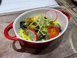 蒜香牛油焗田螺拼薯蓉