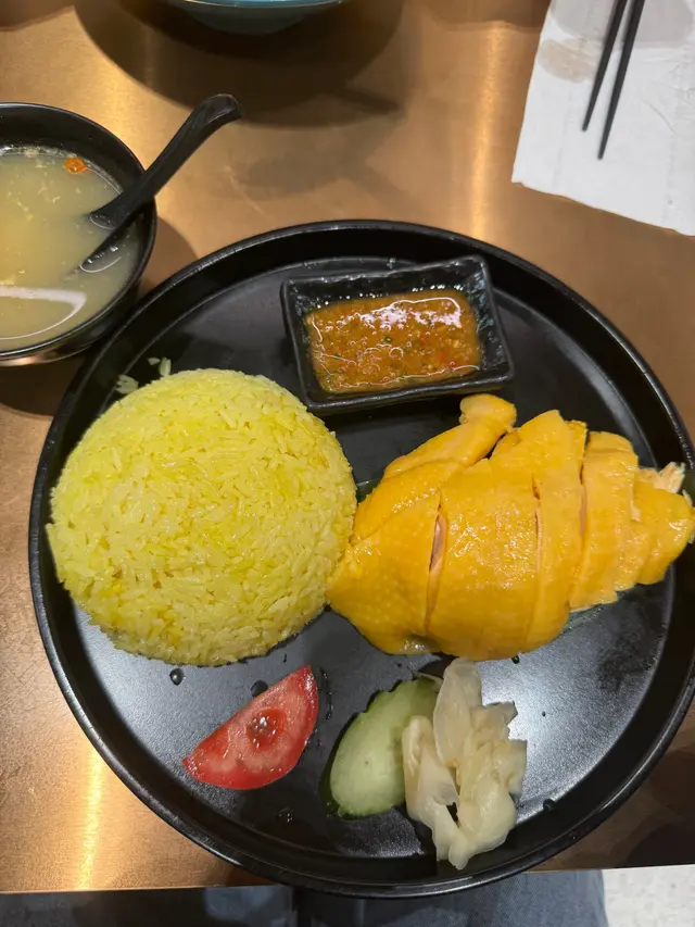 雞好滑，好味，而且足料，仲有例湯送