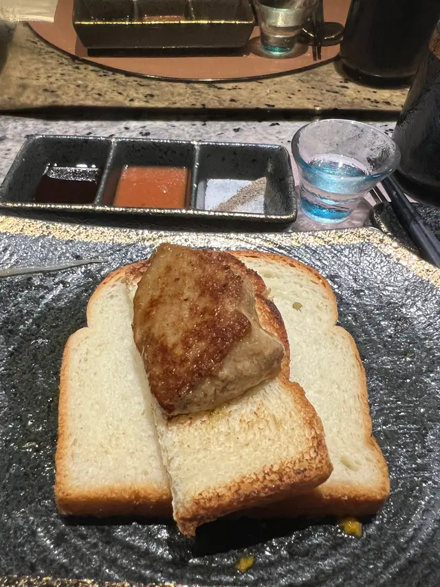 多士鵝肝,是鐵板燒的常客,鵝肝厚切,香氣十足。