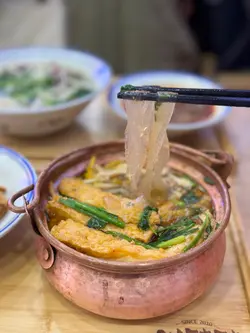 手撕雞墨魚春卷小鍋米線