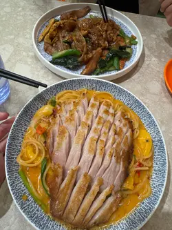 冬蔭炒意粉配豬頸肉