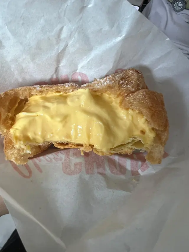 酥脆嘅泡芙外皮，泡芙內混合了飽滿的芒果忌廉。芒果的天然酸甜與香濃的忌廉達到完美平衡，口感清爽。輕微冰凍咁食，會有意外驚喜🤭