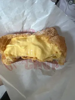 酥脆嘅泡芙外皮，泡芙内混合了饱满的芒果忌廉。芒果的天然酸甜与香浓的忌廉达到完美平衡，口感清爽。轻微冰冻咁食，会有意外惊喜🤭