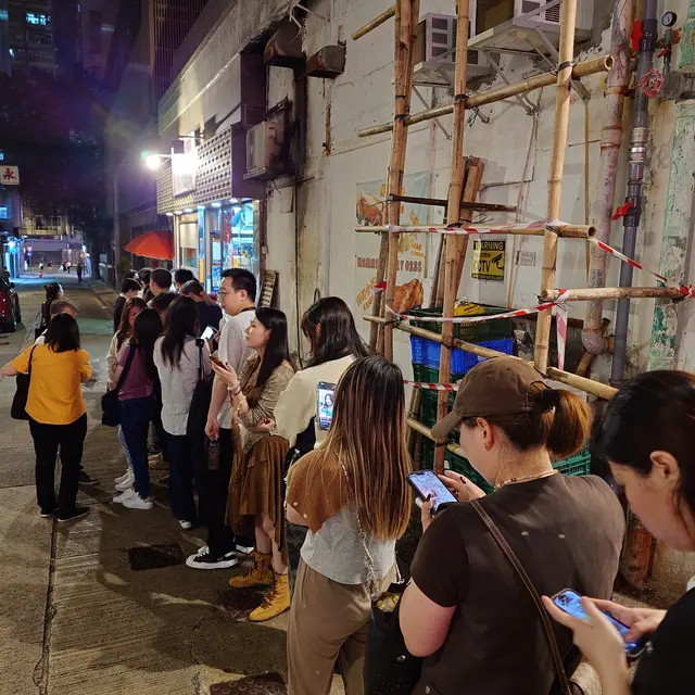 今晚大概排咗半個鐘就可以入座