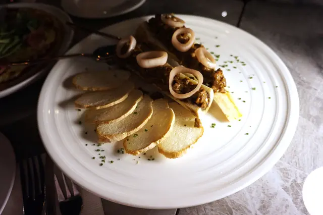 烤牛骨髓伴和牛肉眼粒配法包多士