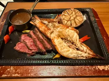 鐵板燒加拿大帶骨黑毛豬配虎蝦