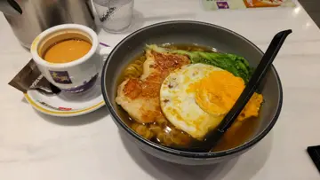 煎鸡扒熟蛋公仔面 热奶茶