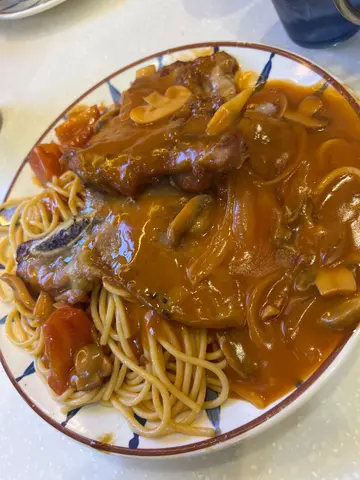 燴豬扒意粉配熱飲