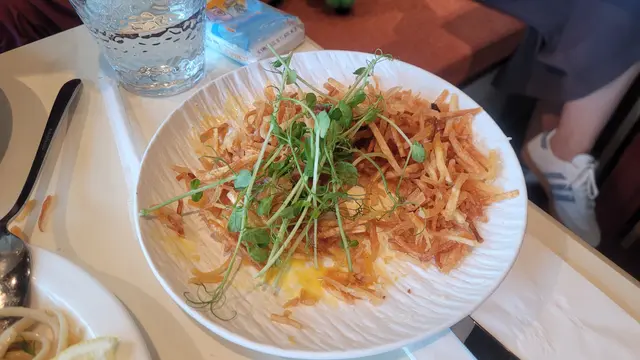 Broken Egg 與商品說明並無二致，果然是一隻半熟蛋伴一碟（從即食包裝取出的）薯條絲，盛惠 ＄98 ，這道菜雖然只是前菜，但這個配搭和賣相實在不敢恭維。