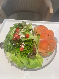 牛油果、煙三文魚、忌廉芝士跟酸種多士