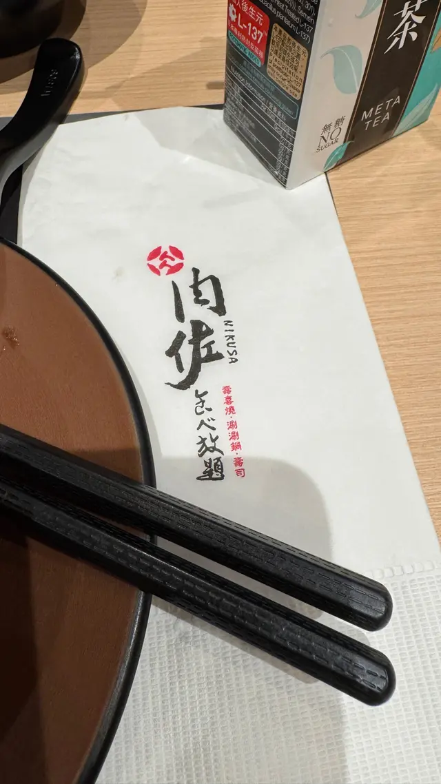 食物質素還不錯，用餐環境也可以。有個男服務員服務態度比較差，女服務員全程一直服務好好，態度又好，一直笑笑口➕全程服務。同經理反應左都有d敷衍。