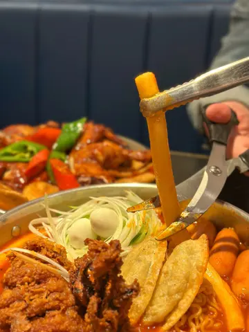 酥炸鱿鱼皇年糕锅