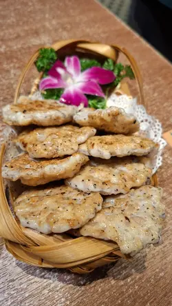 香煎黑松露手打莲藕墨鱼饼