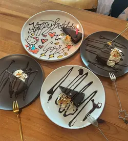 生日畫碟真係人手畫㗎，需要時間同心機，所以一定要早啲打電話預訂，點一份甜品可以免費畫碟服務，真係好加分， 100分！