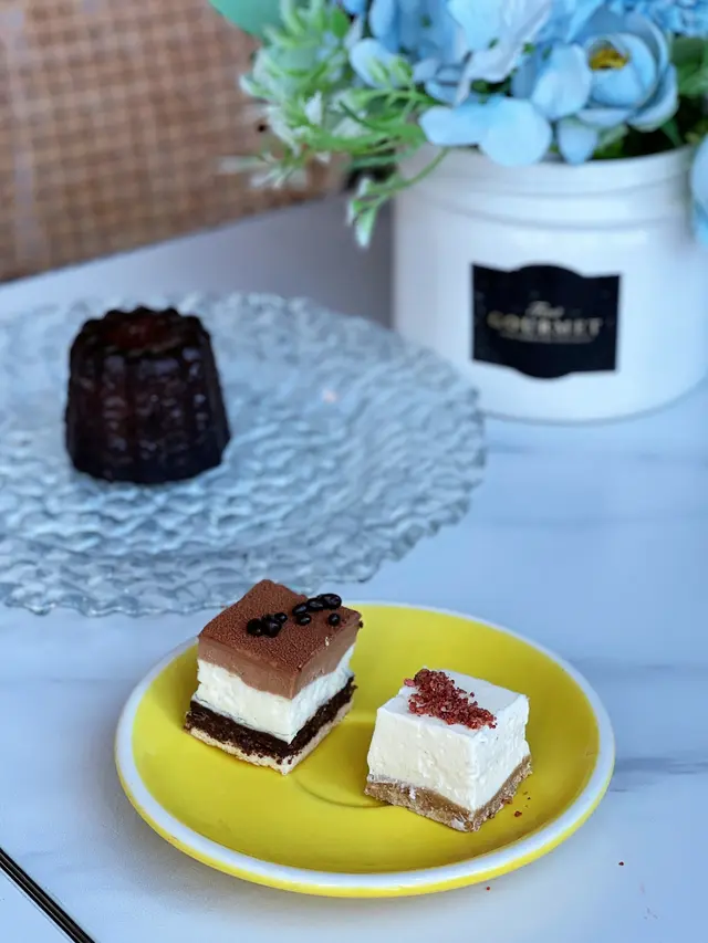 爆炸糖三層朱古力蛋糕 & 白松露芝士蛋糕