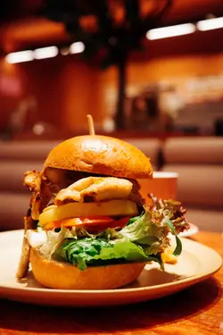 烤鸡菠萝汉堡柠檬醋酱及焗薯