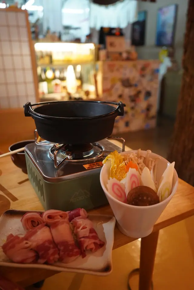 《 隱世寵物友善日式火鍋店》 
香港都可以…
同狗狗包廂坐TATAMI食熱辣辣SHABUSHABU!😱🍲 
全室內位置 大細狗都歡迎 無須入袋入車！
除左有好多日式打卡位、食物都好好味、仲可以自製夢王蛋飯 真正有得影食同玩呀～ 
大人細路毛孩都適合 推薦推薦♥️