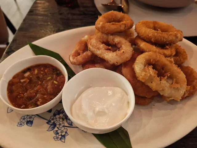 牛油果莎莎乳酪醬伴酥炸洋蔥圈