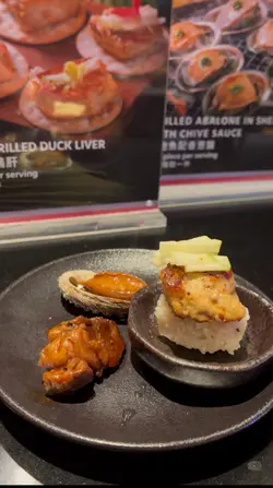 铁板香烧鹅肝，讥烧鲍鱼配香葱酱，铁板烧和牛配蒜片