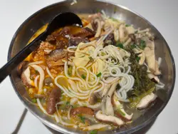 唔想再食連鎖店嘅米線，見到呢間唔係集團式經營即刻入去試吓，果然有驚喜！

首先佢哋嘅餸特別d (比起其他米線食店)，我叫左雜菌米線加東坡肉，試左佢哋唔辣嘅海鮮湯，好好味:like::yummy:唔好意思，食緊先記得影相📸

佢哋除咗米線，仲有飯食，非常適合唔食小麥嘅我:mad:下次會食飯:love: