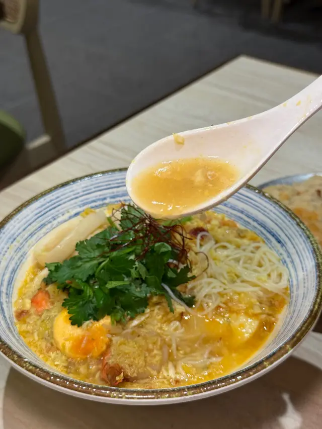 招牌緬甸海鮮魚湯粉