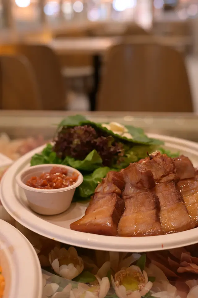 醬油黑毛豬白切肉配大醬生菜