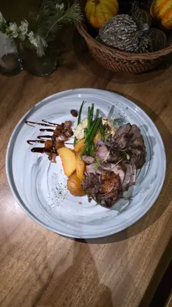 伊利比亞黑毛豬柳配蘋果醬