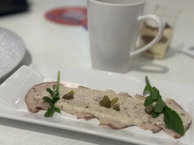 小牛肉配呑拿魚醬