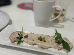 小牛肉配呑拿鱼酱