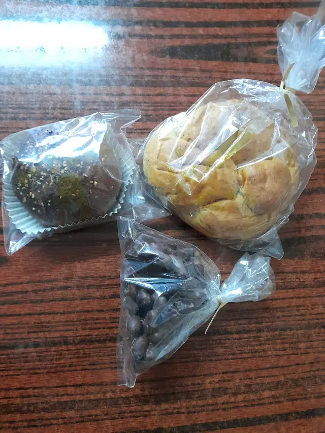 上左：榛子朱古力流心包，上右：咖啡腰果乳酪包，下：花生朱古力