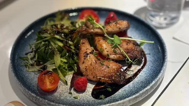 燒法國鵪鶉髀配紅桑子陳醋汁