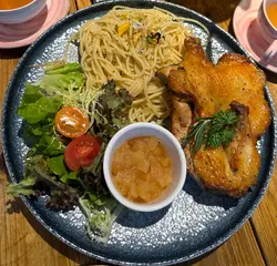 呢隻香草烤雞真係「邪惡」到極點！
雞皮焗到金黃色，脆卜卜好似餅乾咁，但一啲都唔油膩。切開嗰陣，啲肉汁多到好似瀑布咁流出嚟，雞肉嫩滑到呢，用叉子輕輕一拮就離骨！香草醃得超入味，每啖都係濃郁嘅香草香，食完成個口都係餘香。

最正係連雞胸位置都唔「鞋口」， juicy到漏！忍唔住用手拎起隻雞髀大口咬，啲汁爆出嚟嘅感覺真係無得頂！抵讚係佢唔會太鹹，完美還原咗雞肉嘅鮮味。