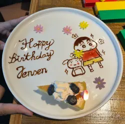 預早一日打電話叫職員幫手準備，畫咗屋企人最鍾意嘅蠟筆小新，呢一份驚喜，相信我嘅屋企人會開心好耐！職員都好用心機畫，真係好靚！100分！點咗件芝士蛋糕都非常好食，好濃郁嘅芝士味，一啲都唔流！￼贊！！！