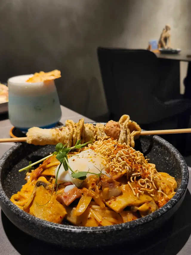 魚糕串辛辣麵卡邦尼意粉