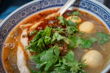 酸辣炸酱红薯宽粉 (小辣) 猪颈肉 鸡翼 鱼蛋