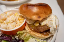 沙爹牛肉蛋包配沙律