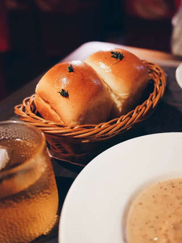 自家製百香里蒜蓉牛油餐包