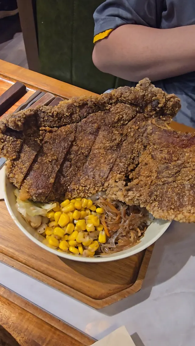 那個滷排骨便當