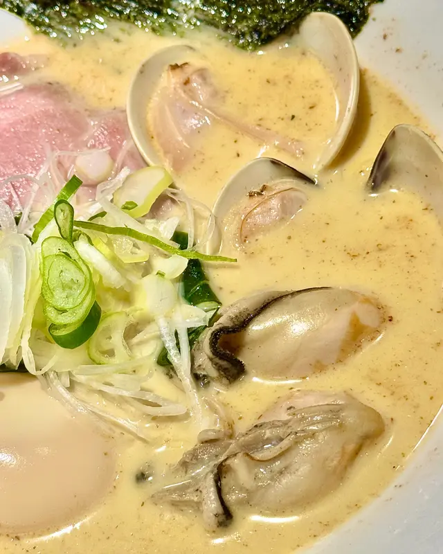 這款拉麵的雞白湯同是以三黃雞作基底,另添加櫻花蝦、鰹魚及蜆等等的海鮮共同熬製而成,骨膠原及蛋白質更豐富,呷後尾調還有陣陣豆乳幽香。建議先嚐一口海鮮雞白湯才按個人口味去添加柚子胡椒,因為非常值得單獨品嚐上湯!叉燒入口即化、軟嫰多汁,所以若你想能一次品嚐貴店的叉燒、海鮮等等,不妨一選!