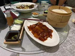 附送两套荷叶饼和配菜酱料，香而不腻