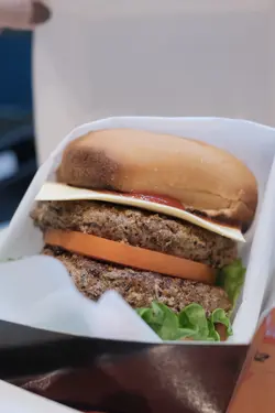 雙層牛肉漢堡包餐配蕃茄醬